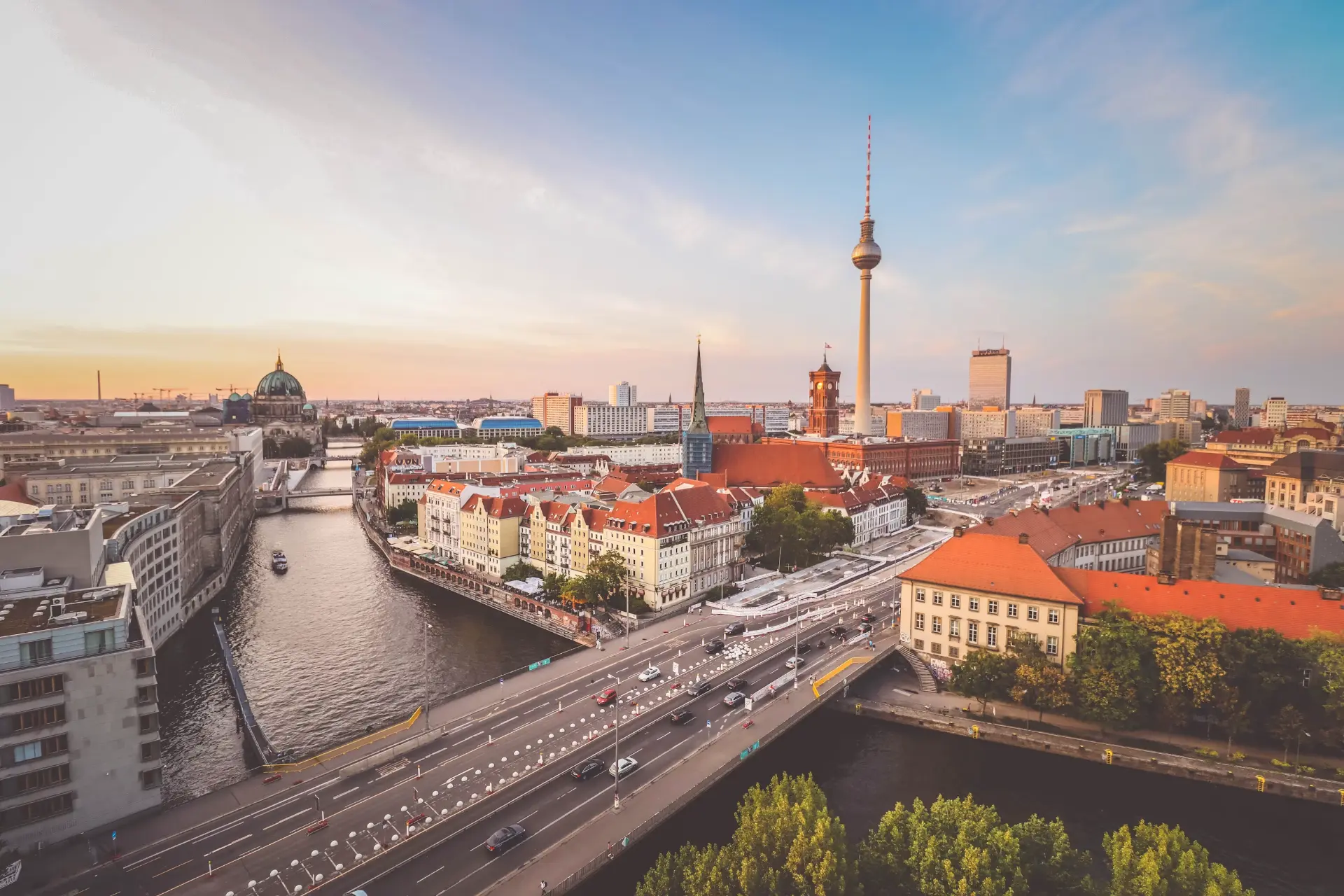 Blick über Berlin mit Spree, Berliner Dom und Fernsehturm